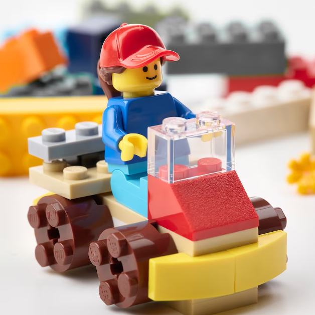 Lego vs. Jigsaw Puzzle: Which is the Better Activity for Kids and Adults?