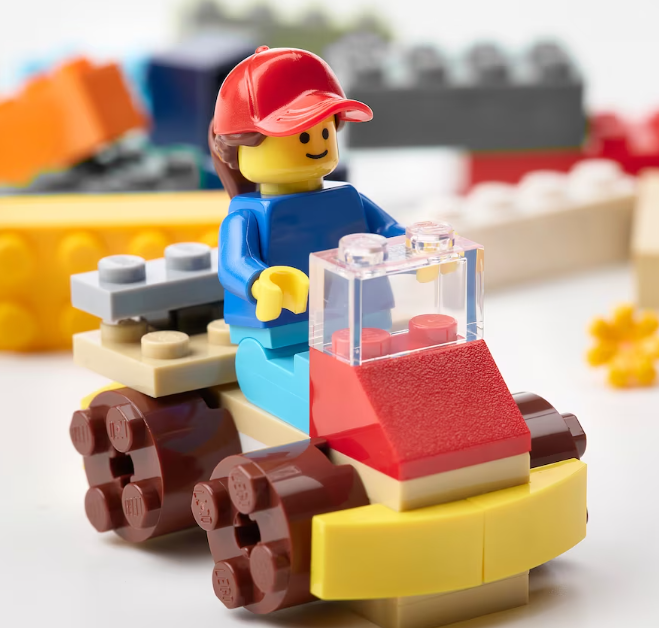 Lego vs. Jigsaw Puzzle: Which is the Better Activity for Kids and Adults?